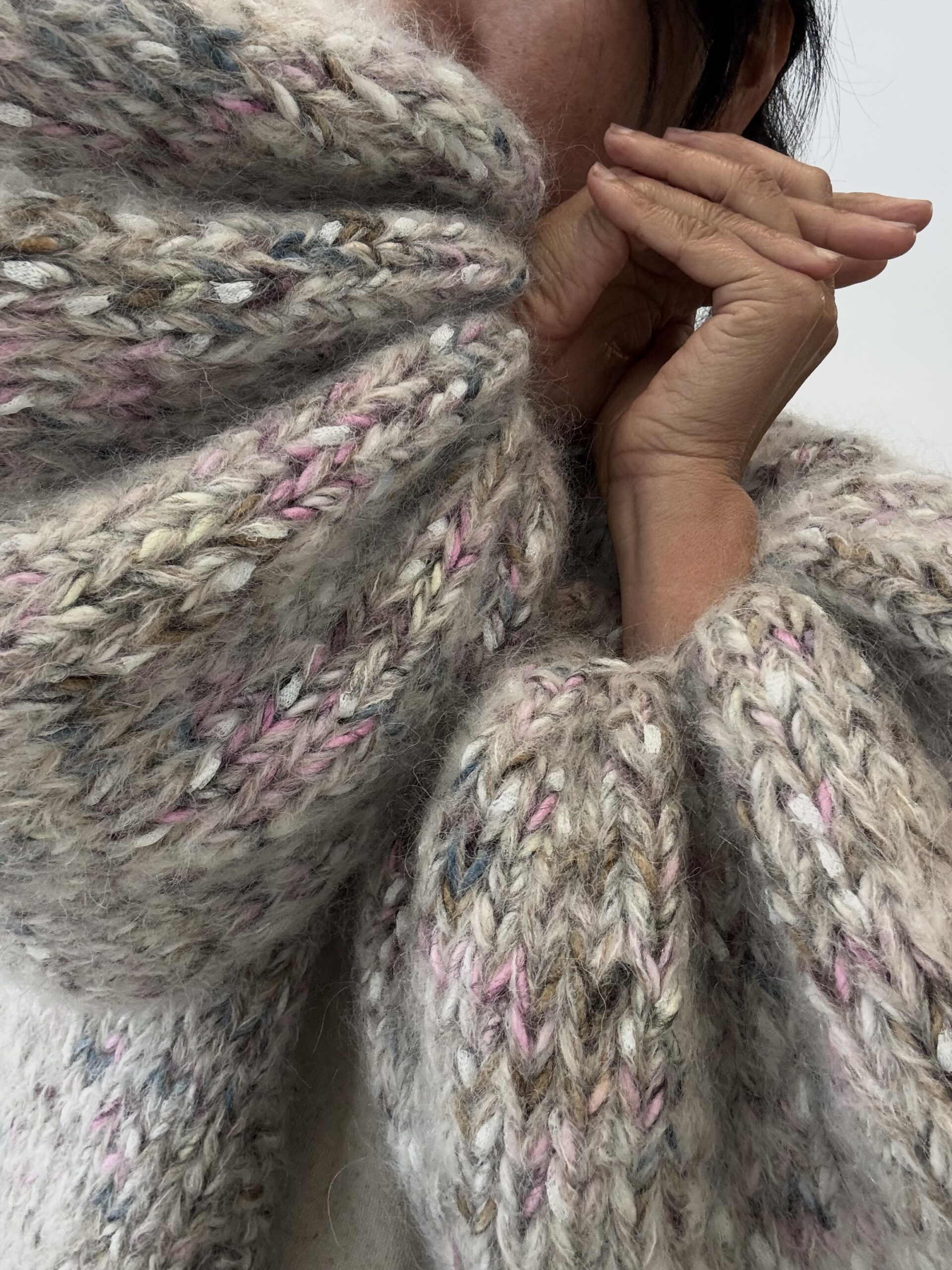 Light beige/pink/blue mix big sleeved knit - Image 2